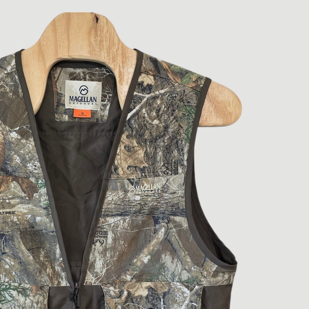 Magellan Outdoors Mens XL Camo Hunting Vest Realtree Edge Full Zip Pockets
